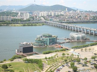 한강과 도심 야경이 보이는 반포한강공원